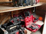 de nombreux outils posés sur une étagère dans un garage