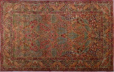un tapis rouge et vert orné d'un motif en médaillon
