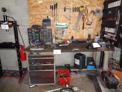 un établi avec de nombreux outils dans un garage