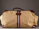 sac de voyage à rayures rouges, blanches, bleues et vertes