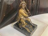 une statue d'un homme assis sur une table