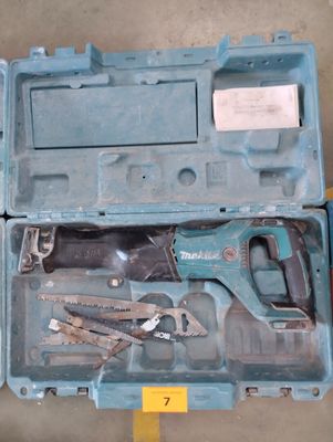 une caisse à outils bleue avec des outils sur le sol