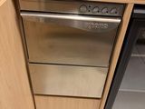 une photo d'une cuisine équipée d'un lave-vaisselle et d'un lave-vaisselle