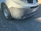 une camionnette argentée garée sur le bord de la route