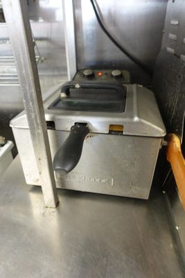 une image d'une friteuse commerciale dans une cuisine commerciale