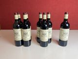 quatre bouteilles de vin sont alignées sur une table