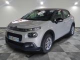 une voiture argentée garée dans un garage