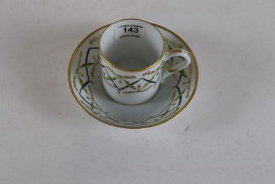 une petite tasse et une soucoupe posées sur une table blanche