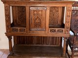 un banc en bois et une armoire en bois dans une pièce