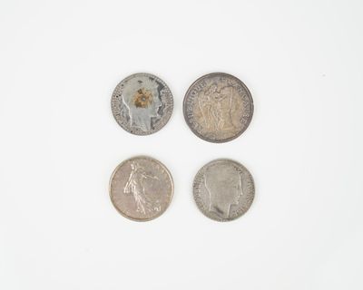 quatre types de pièces différents sont présentés sur une surface blanche