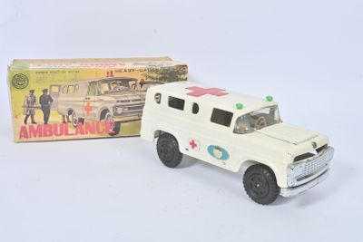 une ambulance miniature blanche avec une croix rouge à l'avant