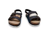 sandales à lanières et boucles sur fond blanc
