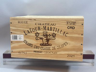 une boîte en bois portant une étiquette
