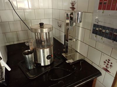 un mixeur posé sur le comptoir d'une cuisine