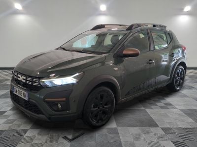 la voiture grise est garée sur un sol en damier dans le garage