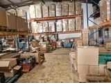 un grand entrepôt rempli de boîtes et de cartons