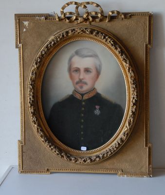 une vieille photo d'un homme en uniforme militaire dans un cadre doré