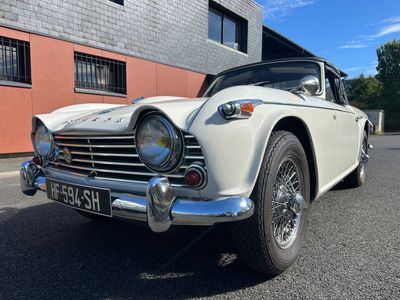 une voiture blanche garée devant un bâtiment