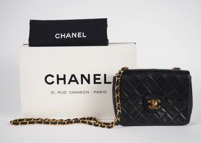 Petit sac Chanel à rabat en cuir d'agneau matelassé noir