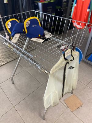 un caddie sur lequel sont posés des chapeaux, dans un magasin