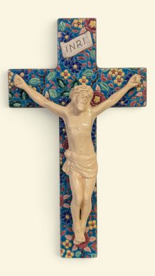 Jésus sur la croix, avec une pancarte sur laquelle on peut lire « Je t'aime »