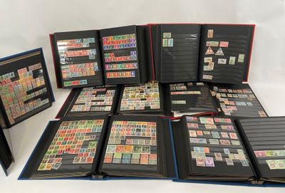 de nombreux types de timbres différents dans un classeur posé sur la table