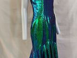 une robe verte et bleue sur un mannequin, un mannequin, un mannequin, un mannequin, un mannequin, un mannequin, un mannequin, un mannequin, un mannequin, un mannequin, un mannequin, un mannequin, un mannequin, un mannequin, un mannequin, un mannequin, un mannequin, un mannequin, un mannequin, un mannequin, un mannequin, un mannequin, un mannequin, un mannequin, un mannequin, un mannequin, un mannequin, un mannequin, un mannequin, un mannequin, un mannequin, un mannequin, un mannequin, un