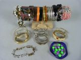 de nombreux types de bracelets et de bagues posés sur la table