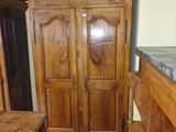 une armoire en bois dans le coin d'une pièce