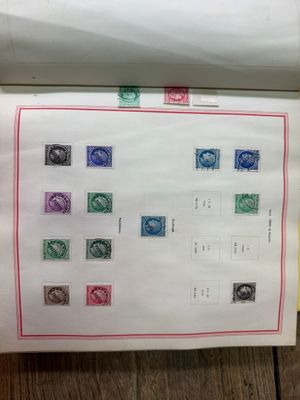 une feuille de papier sur laquelle sont collés des timbres, posée sur une table