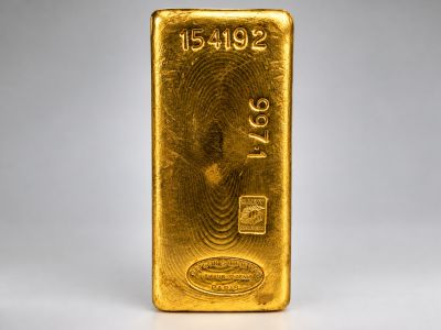 une barre d'or sur fond blanc
