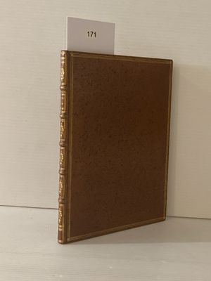 un livre marron sur lequel est collée une étiquette blanche