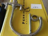 une boîte jaune sur laquelle est fixé un tuyau argenté