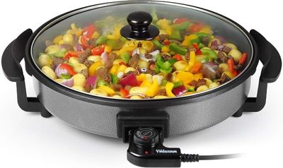 une image représentant un wok contenant des légumes, sur fond blanc
