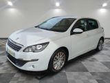 la voiture blanche est garée dans le garage sur le sol en damier