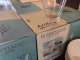 trois cartons de verres à vin sur la table