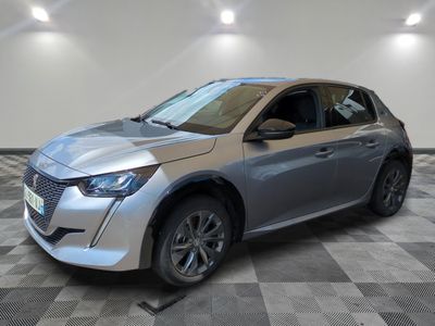 la voiture argentée est garée sur le sol en damier d'un garage