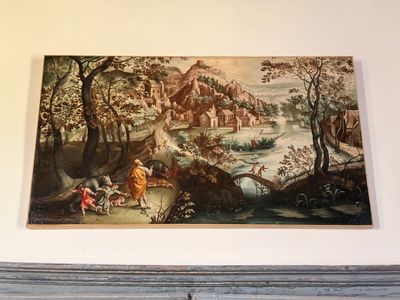 une image d'un tableau sur le mur d'une pièce