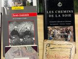 plusieurs livres sont posés sur une table les uns à côté des autres