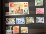 une photo d'une collection de timbres exposée dans un coffret