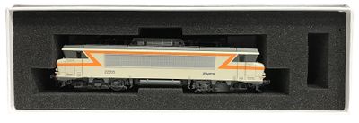 un petit train dans une boîte noire sur fond blanc