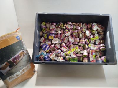 un pot de yaourt posé à côté d'un sachet de yaourt
