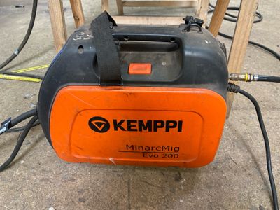 une machine orange et noire posée par terre