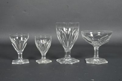 quatre verres à pied sont alignés sur une surface noire