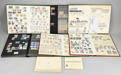 un livre ouvert avec des timbres, posé sur une table