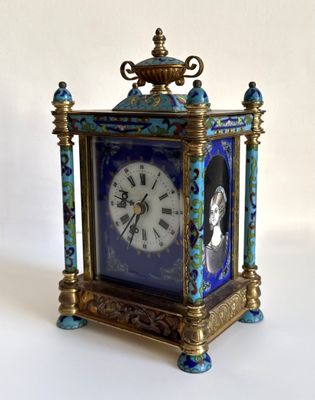 une horloge bleue et dorée sur laquelle figure l'image d'une femme