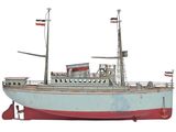 une maquette de bateau exposée sur une surface blanche