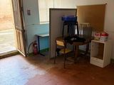 une photo d'une pièce avec un réfrigérateur et une table