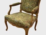 une image d'une chaise avec un dossier et des accoudoirs tapissés de fleurs