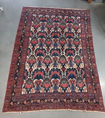 tapis persan ancien à motifs bleus et rouges